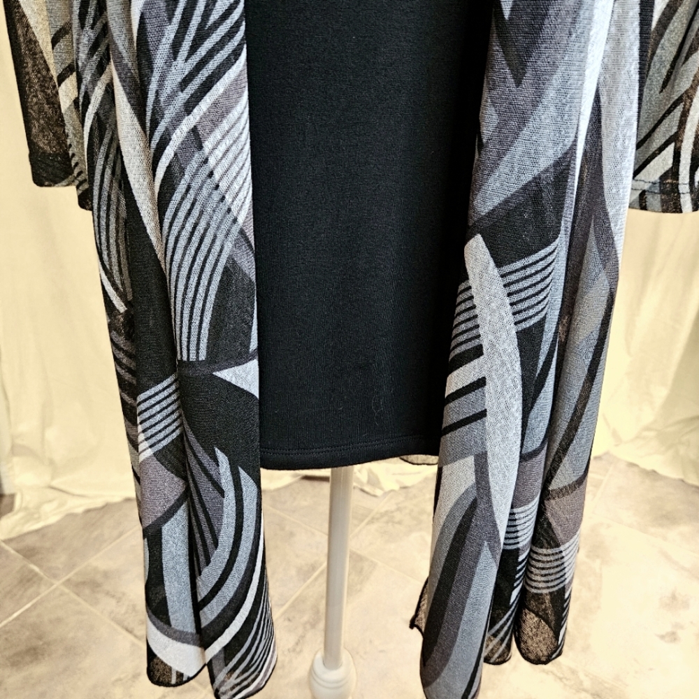 Creations Printed Black and White Mess Cardigan with 3" quarter inch sle… - Picture 5 of 12
